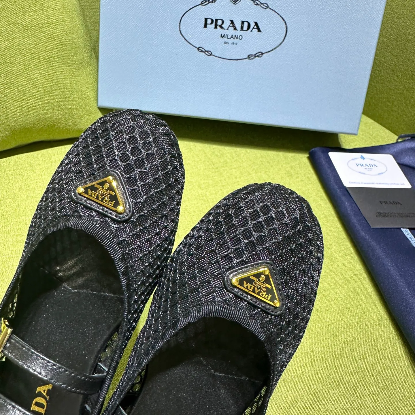 👟👟Ex-factory price 500👟👟 Prada 25ss new style for early spring🔥🔥✨ 🌟 Recommended by major bloggers in Xiaohongshu, developed 1-1 to highlight classic charm. Open molded outsole. Imported mixed breed sheep lining. These ballet flats have a feminine silhouette and classic details for a sophisticated and timeless style. The mesh fabric is reinterpreted with lace patterns, which is delicate and unique. The upper is embellished with a narrow band and an engraved logo metal buckle. Enamel-coated triangular metal logo. 5mm one-piece rubber sole, decorated with hot-stamped logo. Code number: 35 to 42 (40-42 customized, non-refundable)